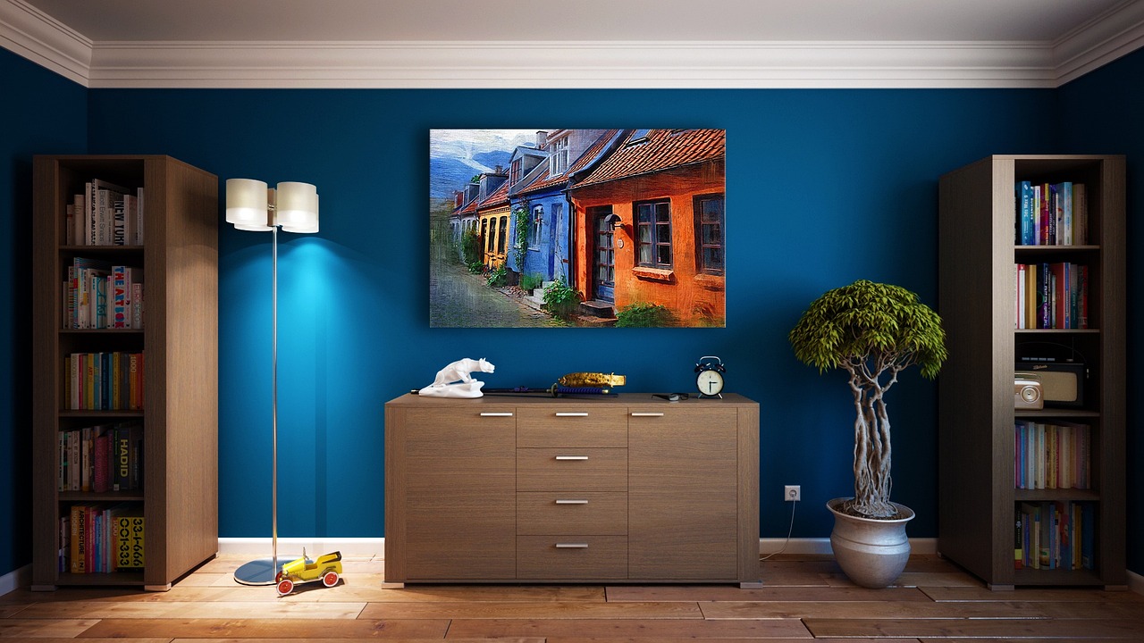 Wandlamp met warme gloed boven leesstoel. Wandlamp met warme gloed boven leesstoel.