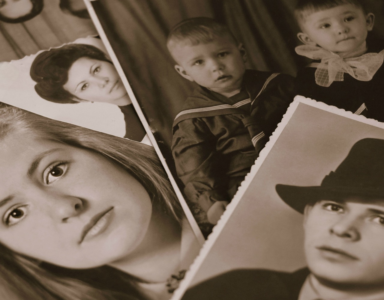 Creatieve opstelling van familiefoto's in verschillende formaten.