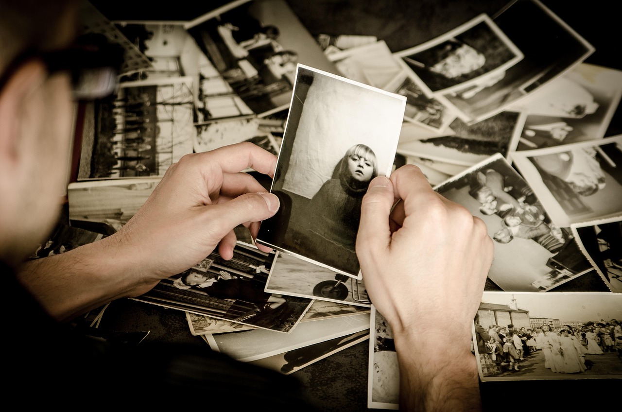 Familiefoto-wandcollage met vintage en moderne lijstjes.