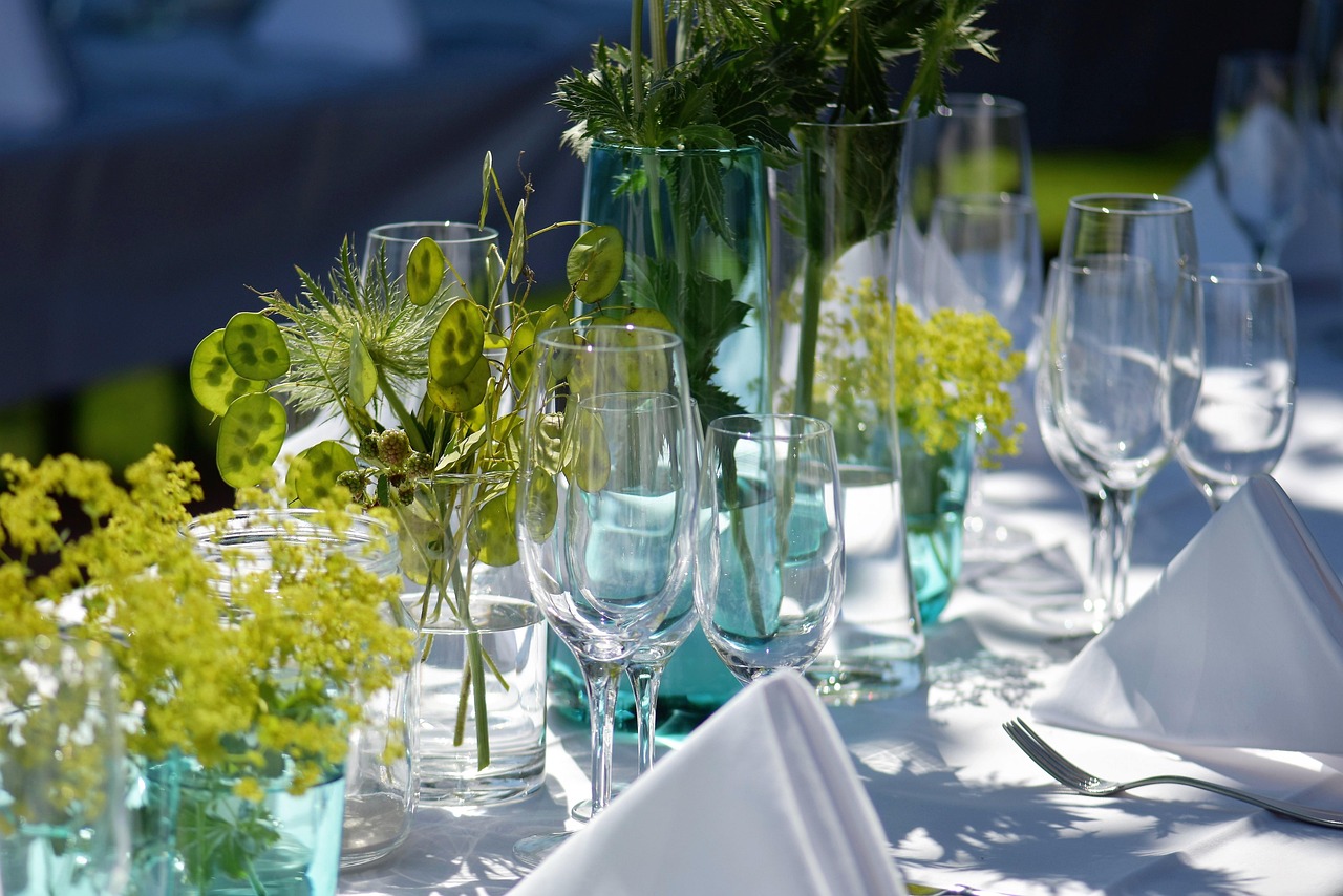 Harmonieuze bloemenmix in zonnige zomertuin. Harmonieuze bloemenmix in zonnige zomertuin.