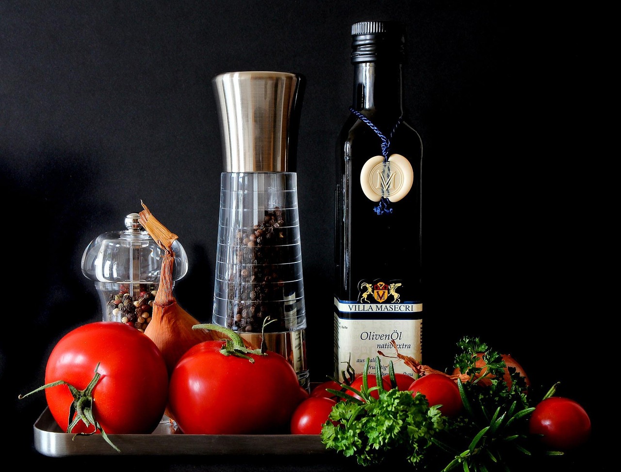 Vers geplukte basilicum en rozemarijn uit de Mediterrane keuken