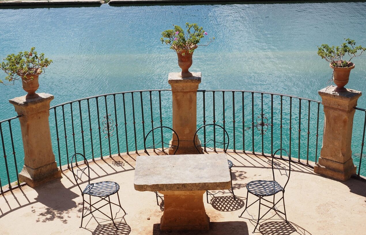Minimalistische mediterrane terrassen: een moderne twist