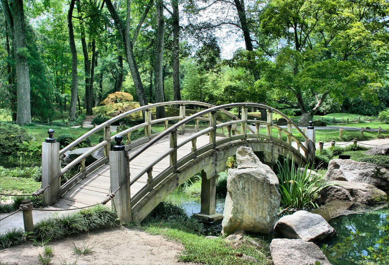 Rustige zen-tuinhoek met kussens en lantaarns. Rustige zen-tuinhoek met kussens en lantaarns.