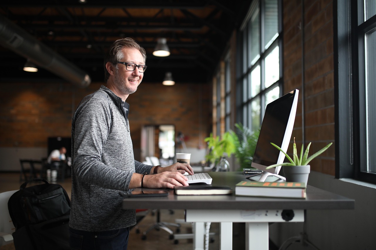 Staand bureau met planten en natuurlijke verlichting.