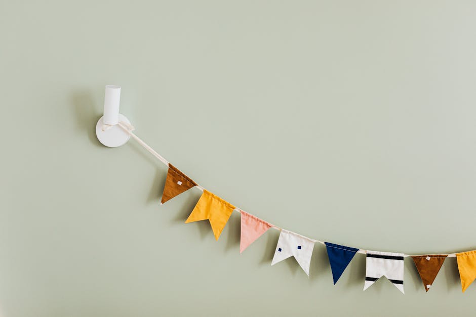 Kleurrijke kinderkamer met unieke wandlamp accenten. Kleurrijke kinderkamer met unieke wandlamp accenten.