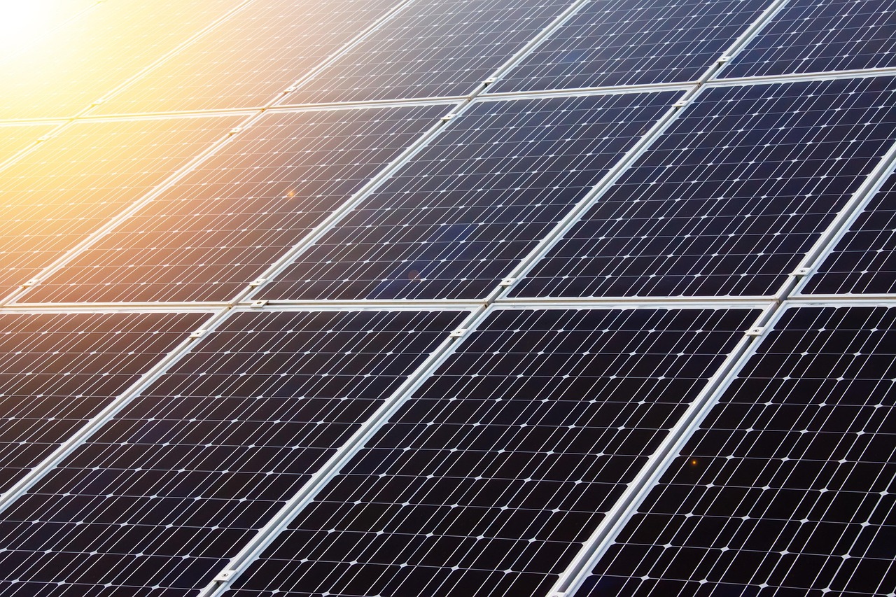 Technicus installeert geavanceerde zonne-energie systemen.