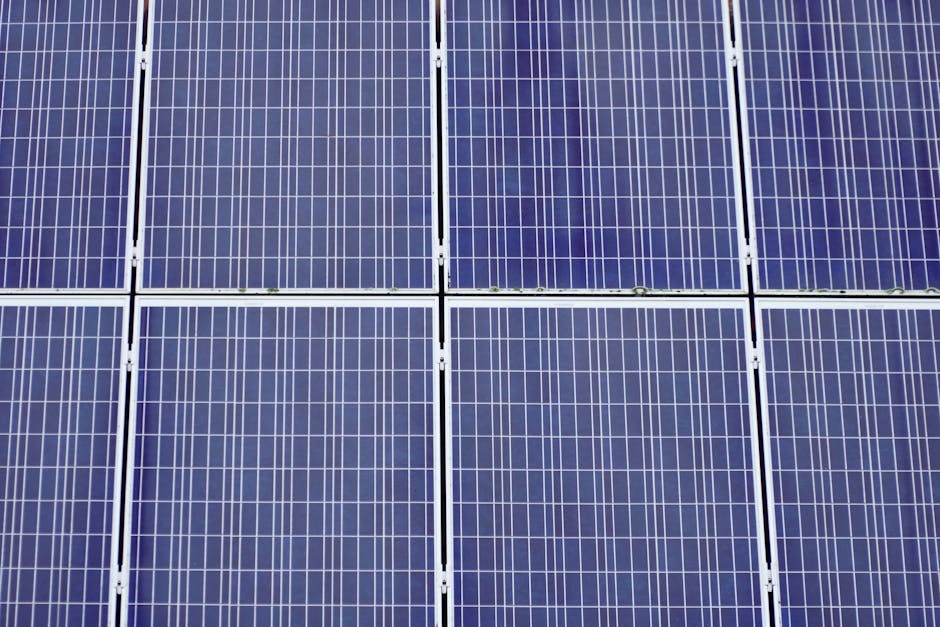Close-up van efficiënte zonnepanelencellen in zonlicht.