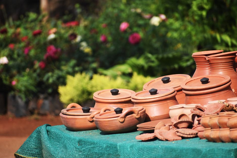 Moderne keuken met terracotta accenten. Moderne keuken met terracotta accenten.