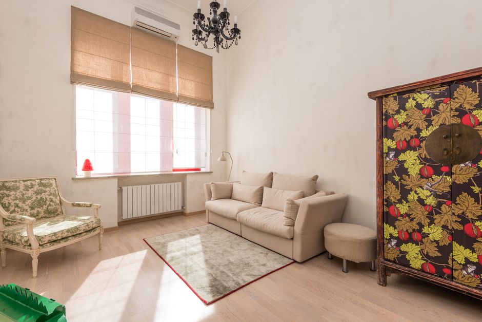 Verkoelend sisal tapijt in moderne huiskamer. Verkoelend sisal tapijt in moderne huiskamer.