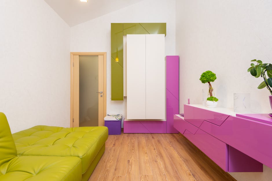 Woonkamer met asymmetrische kunst en planten.