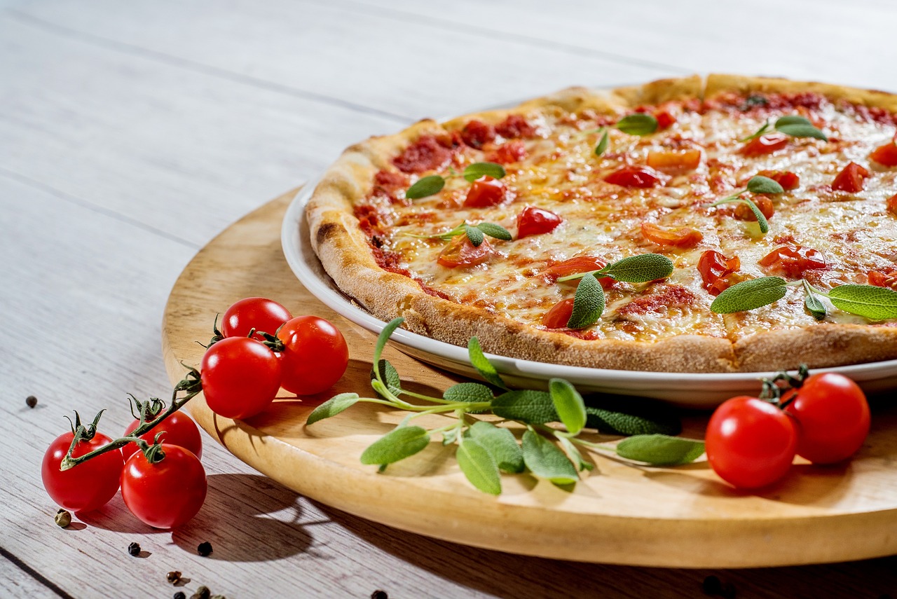 Moderne pizzaoven met kleurrijke zomeringrediënten.