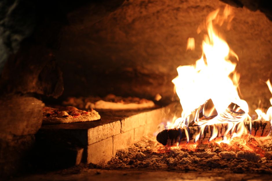 Knapperige pizza voor trendy pizzaoven buiten.